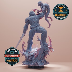 Peut inclure: Figurine grise imprimée en 3D représentant un guerrier futuriste combattant une créature. Le guerrier tient une épée, et la créature est suspendue. La base présente des crânes et des formes organiques. Le texte "SLA TESTED" et "PLA COMPATIBLE HueTR3D APPROVED" est inclus.