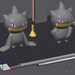 Puede incluir: Se muestran dos figuras grises de Banette con ojos rosas y dientes dorados. Hay un pequeño objeto amarillo entre ellas. Las figuras están sobre una superficie de cuadrícula. Un objeto en blanco y negro con texto en la parte inferior.