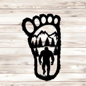 Cartello da parete in metallo con impronta di Bigfoot, decorazione da parete rustica con Sasquatch, decorazione per avventure all'aria aperta, arazzo da parete in metallo con Bigfoot, decorazione da parete con baita