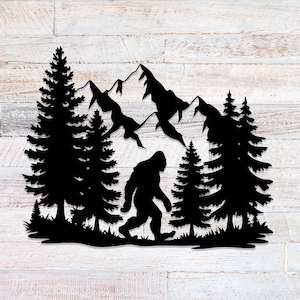 Decorazione murale in metallo raffigurante Bigfoot con montagne e pini, decorazione rustica per baita con silhouette di Sasquatch, decorazione murale in metallo raffigurante creature della foresta