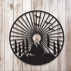 Decorazione della foresta dell'alba, decorazione minimalista per la casa, decorazione da parete con sole, montagna, albero e uccello, decorazione da parete in metallo naturale, cartello rustico con paesaggio