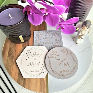 Personalisierte Hochzeit Untersetzer Bevorzugungen, gravierte Geschenk für Gäste, speichern Sie das Datum Junggesellinnenabschied Andenken, rustikale Hochzeit Untersetzer