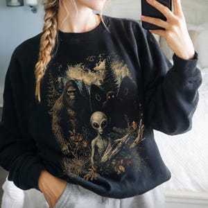 Cryptid Sweatshirt Sasquatch Mothman Alien Crewneck Vintage Woodland Graphic för Bigfoot Troues UFO Lover Present för Hiker Camper Sweatshirt