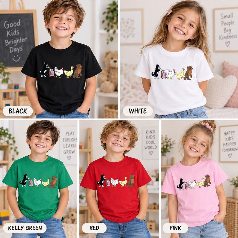Op de afbeelding: Een t-shirt met korte mouwen en ronde hals in zwart, wit, kellygroen, rood of roze. De voorkant is voorzien van een grafische illustratie van een rij dieren, waaronder een kat, een kleine vogel, een kip, een eend en een beer die in een rij lopen.