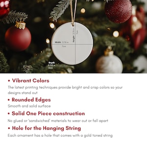 Op de afbeelding: Een rond wit keramieken ornament met een gouden ophangkoord. Het ornament toont gedrukte maatlijnen die een breedte van 7 cm, een hoogte van 7 cm en een diepte van 3 mm aangeven. Het oppervlak is glad met afgeronde randen en een solide constructie.