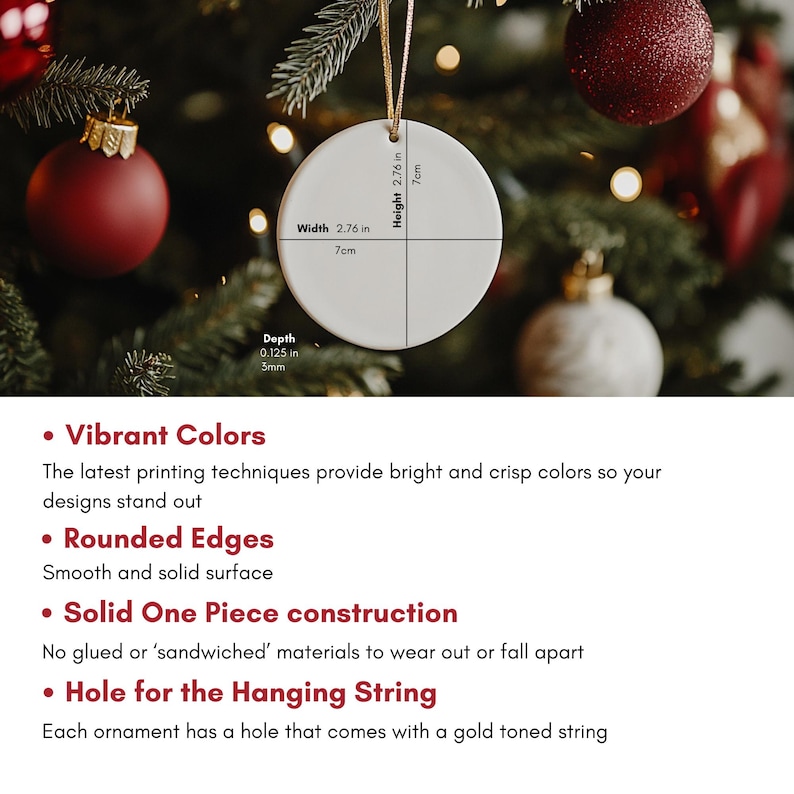 Op de afbeelding: Een rond wit keramieken ornament met een gouden ophangkoord. Het ornament toont gedrukte maatlijnen die een breedte van 7 cm, een hoogte van 7 cm en een diepte van 3 mm aangeven. Het oppervlak is glad met afgeronde randen en een solide constructie.