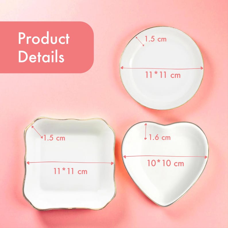 Op de afbeelding: Vier witte keramische schalen met gouden randen op een roze achtergrond. De schalen omvatten een ronde plaat, een vierkante schaal en een hartvormige schaal. De tekst "Product Details" staat in een roze rechthoek. Afmetingen in centimeters.