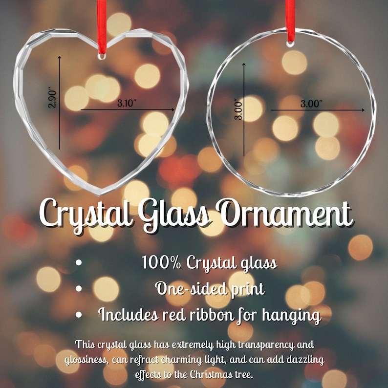 Op de afbeelding: Een hartvormig en een cirkelvormig kristallen glazen ornament, elk met een rood lint. Het hart meet 7,37 cm bij 7,87 cm en de cirkel meet 7,62 cm bij 7,62 cm. De tekst luidt Crystal Glass Ornament, 100% Crystal glass.