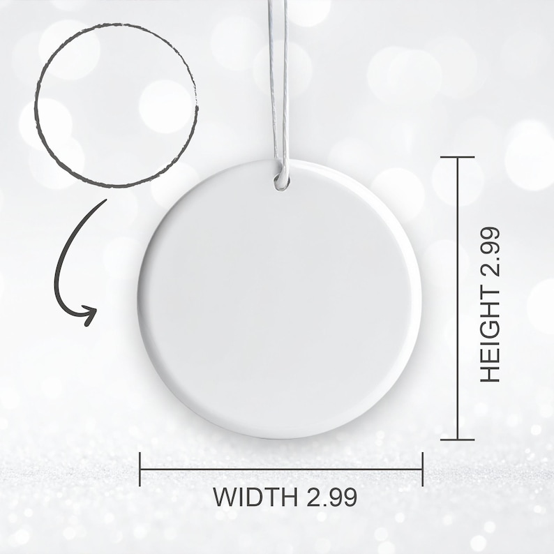Op de afbeelding: Een wit rond keramisch ornament met een gladde afwerking, voorzien van een klein gaatje aan de bovenkant om op te hangen met een dun touwtje. Het ornament heeft een hoogte van 2,99 cm en een breedte van 2,99 cm, zoals aangegeven door de maten.