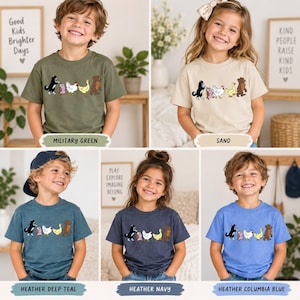 Op de afbeelding: Een collectie van vijf t-shirts met korte mouwen in militair groen, zand, heather deep teal, heather navy en heather columbia blue. Elk shirt heeft een grafische print van een rij van vijf dieren: een zwarte kat, een roze varken, een witte kip, een gele eend en een bruine beer.