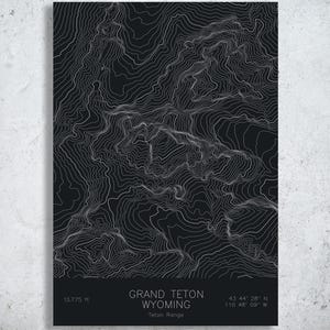 Puede incluir: Un letrero de madera rústica con el texto "Welcome to our home" en letras blancas. El letrero presenta un acabado envejecido y un diseño sencillo y acogedor, ideal para la decoración de la entrada.