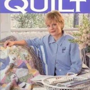 Puede incluir: Portada del libro "10-20-30 Minutes to Quilt" con una mujer con camisa azul sentada en un sofá con una colcha. Una cesta con útiles de costura está frente a ella. El nombre de la autora, Nancy Zieman, está en la parte inferior.