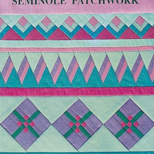 Può includere: Copertina del libro "Basic Seminole Patchwork" con un design geometrico colorato. Il design presenta motivi ripetuti di triangoli e quadrati nei toni del rosa, turchese e viola. Il nome dell'autore, Cheryl Greider Bradkin, è in basso.