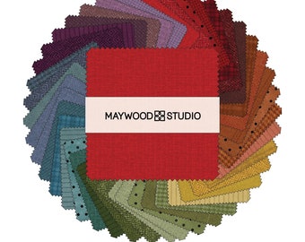 Op de afbeelding: Een cirkelvormige opstelling van stoffen vierkanten in verschillende kleuren, waaronder rood, groen, blauw en bruin. De vierkanten hebben verschillende patronen en texturen. Een witte band in het midden leest "MAYWOOD STUDIO".