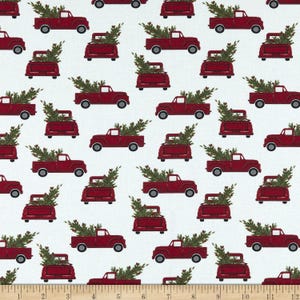 UITVERKOOP - Holiday at Home-vrachtwagen met kerstboom op witte katoenen stof van Benartex - BEM13035-09