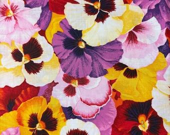 Op de afbeelding: Een levendig bloemenpatroon met een verscheidenheid aan viooltjes in volle bloei. De bloemen tonen een reeks kleuren, waaronder roze, paars, geel, rood en wit, met donkerbruine centra. Het ontwerp is dicht opeengepakt.