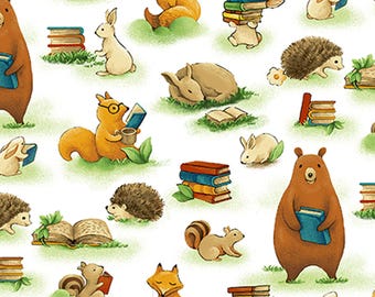 Könnte beinhalten: Ein sich wiederholendes Muster mit Zeichentricktieren wie Bären, Füchsen, Eichhörnchen, Kaninchen und Igeln. Die Tiere sind mit Büchern dargestellt, entweder beim Lesen oder beim Tragen. Der Hintergrund ist weiß mit grünen Grasflecken.