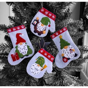Christmas Ornament DIY Kit - Geschenkkartenhalter - Wichtel - (Anleitung und Materialien enthalten) von Rachel's of Greenfield