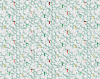 Op de afbeelding: Een herhalend patroon van rode, groene en gele golftees tegen een achtergrond van lichtblauwe golfballen. Het ontwerp staat op een witte achtergrond, waardoor een getextureerde, naadloze uitstraling ontstaat.