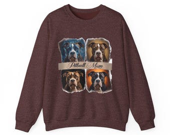 Puede incluir: Una sudadera granate con un gráfico de cuatro retratos de pitbulls. Los retratos están dispuestos en un cuadrado, con una pancarta que dice "Pitbull Mom" en el centro. Los perros tienen varios colores de pelaje.