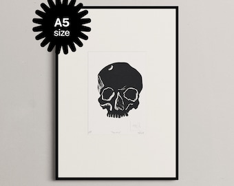 Grabado de calavera en linóleo en blanco y negro (Edición limitada A5) Gótico
