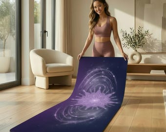 Op de afbeelding: Een yogamat met een donkerblauwe tot paarse gradiënt achtergrond. De mat heeft een gloeiend, ingewikkeld ontwerp van een mandala met wervelende lichtsporen. De mat is rechthoekig en lijkt gemaakt van een flexibel materiaal.