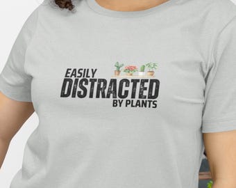 Leicht abgelenkt von Plants Tee. Garten T-Shirts für Pflanzen-Liebhaber: Einzigartige Tees für grüne Daumen & Natur-Fans.