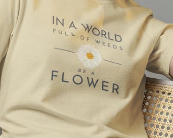 In einer Welt voller Unkraut sei ein Blumen-T-Shirt. Garten T-Shirts für Pflanzen-Liebhaber: Einzigartige Tees für grüne Daumen & Natur-Fans.