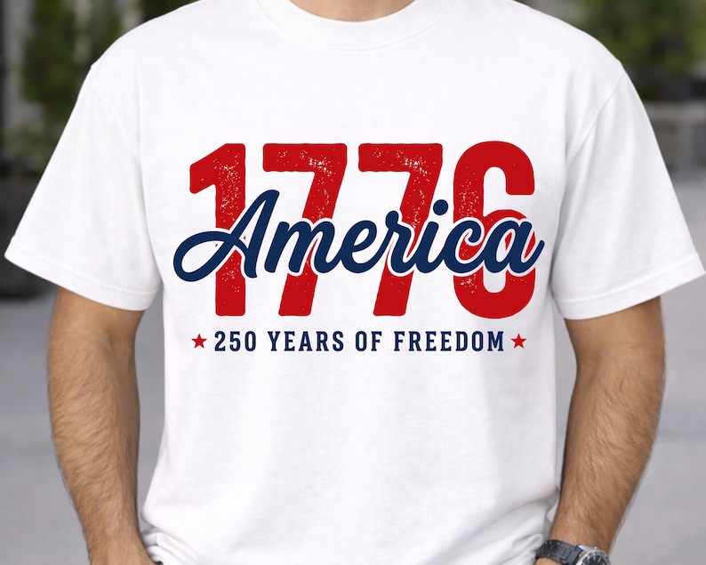 Pu&ograve; includere: T-shirt bianca con la scritta "1776 America" in rosso e blu, che celebra i 250 anni di libert&agrave;. Il design include stelle e un font invecchiato. Una maglietta classica per eventi patriottici.