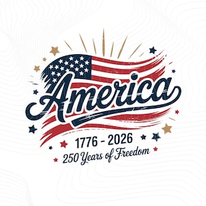 Op de afbeelding: Een patriottisch ontwerp met het woord "America" in een gestileerd schrift, en een wapperende Amerikaanse vlag in rood, wit en blauw. Het ontwerp bevat de data 1776-2026 en de tekst "250 Years of Freedom", met steraccenten.