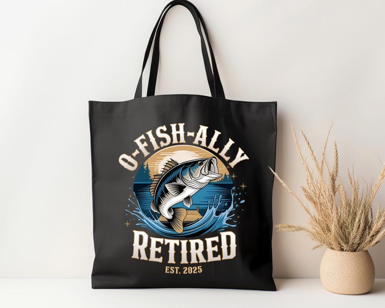 Puede incluir: Bolsa de tela negra con un gr&aacute;fico de un pez saltando fuera del agua. El texto "O-Fish-Ally Retired Est. 2025" est&aacute; impreso en la bolsa.
