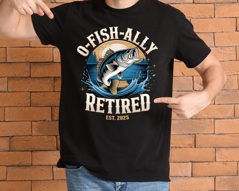 Puede incluir: Camiseta negra con un gr&aacute;fico de un pez saltando fuera del agua. El texto "O-Fish-Ally Retired Est. 2025" est&aacute; impreso en la camiseta.