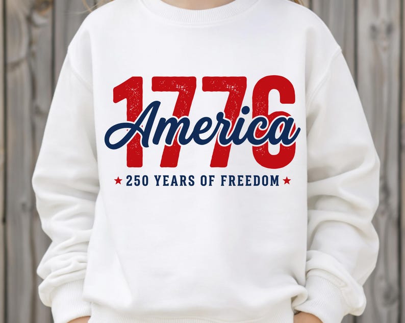Pu&ograve; includere: Felpa bianca con la scritta "1776 America" in rosso e blu, con "250 YEARS OF FREEDOM" sotto. Il design presenta un aspetto vintage e usurato, perfetto per celebrare la storia e l'indipendenza americana.