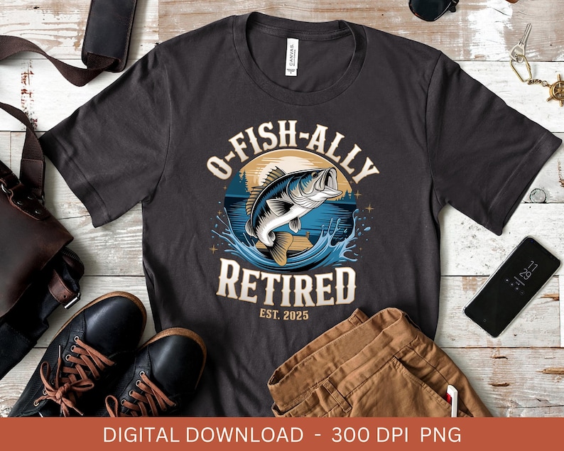 Puede incluir: Una camiseta gris oscuro con un gr&aacute;fico de un pez saltando fuera del agua. El gr&aacute;fico est&aacute; rodeado de un c&iacute;rculo con el texto "O-FISH-ALLY RETIRED EST. 2025".