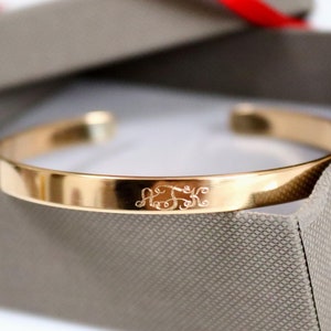 Armband med initialer i guld för kvinnor, armband med 3 bokstäver, personligt öppet armband med gravyr av dolt meddelande, födelsedagspresent till henne
