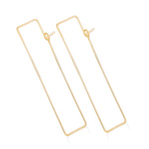 Puede incluir: Un par de pendientes de aro rectangulares de color dorado. Los pendientes est&aacute;n hechos de metal fino y tienen un dise&ntilde;o simple y minimalista.