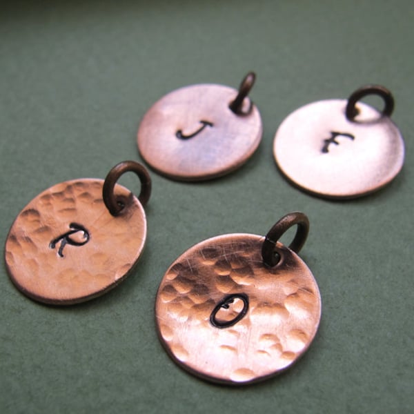 Charme de cuivre estampillé à la main. Étiquette de disque personnalisée. Marteau initiale lettre pendentif collier ajouter sur / Collier Charmes / Disque gravé Dangles