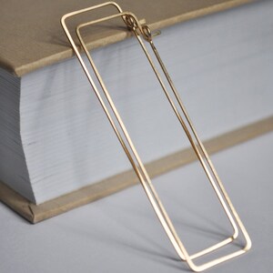 Puede incluir: Pendientes de oro con forma rectangular y dise&ntilde;o sencillo.