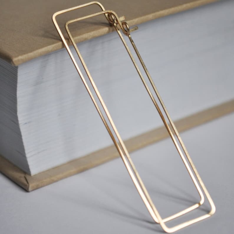 Puede incluir: Pendientes de oro con forma rectangular y dise&ntilde;o sencillo.