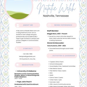 Peut inclure: Un mod&egrave;le de CV avec un motif floral bleu clair et rose. Le CV comprend des sections pour les coordonn&eacute;es, l'&eacute;ducation, l'exp&eacute;rience professionnelle et les activit&eacute;s. Le nom "Natalie Welch" est affich&eacute; en &eacute;vidence en haut.