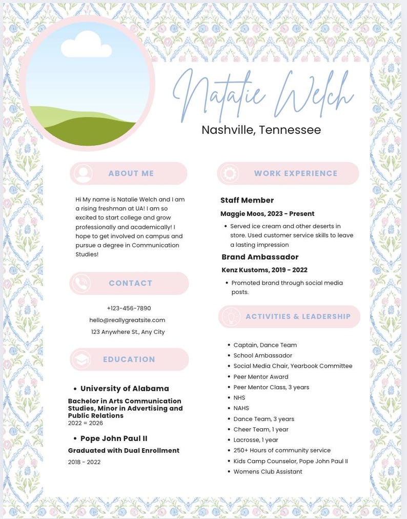 Peut inclure: Un mod&egrave;le de CV avec un motif floral bleu clair et rose. Le CV comprend des sections pour les coordonn&eacute;es, l'&eacute;ducation, l'exp&eacute;rience professionnelle et les activit&eacute;s. Le nom "Natalie Welch" est affich&eacute; en &eacute;vidence en haut.
