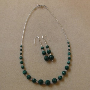 Ketting en oorbellen - Afgestudeerd malachiet, Swarovski kristallen en vloeibaar zilver, handgemaakt in Hilo, Hawaii, HiloBeads