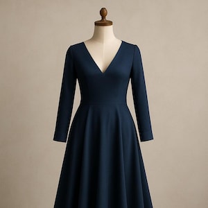 Puede incluir: Un vestido azul marino de manga larga con escote en V y falda acampanada.