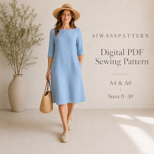 Könnte beinhalten: Ein hellblaues knielanges Kleid mit Dreiviertelärmeln und Rundhalsausschnitt. Der Text lautet: SIWASSPATTERN Digital PDF Sewing Pattern A4 & A0 Sizes 0-30. Das Kleid wird mit einer Strohtasche, einem breitkrempigen Hut und beigen Schuhen getragen.