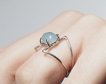 Anillo de plata de ley con aguamarina: Piedra natal minimalista de marzo