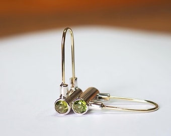 Orecchini in argento massiccio con cilindro tubolare in oro e peridoto