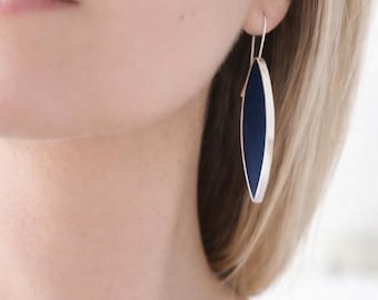 Orecchini pendenti scultorei lunghi in argento sterling blu notte, dal design minimalista e moderno.
