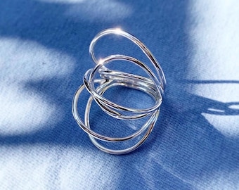 Anello aperto scultoreo in argento sterling, gioiello minimalista e moderno.