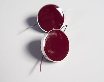 Grandi orecchini in argento sterling con resina bordeaux: gioielli vistosi