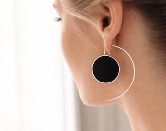 Orecchini pendenti a cerchio in resina nera, gioielli minimalisti in argento sterling, design geometrico moderno